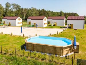 an overhead view of a large swimming pool in front of buildings at Domki Lawendowe in Łeba