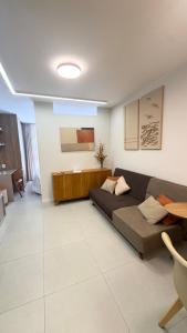 a living room with a couch and a table at Namas 406 Niterói - perto da UFF, Barcas e Praias in Niterói