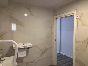 a bathroom with a marble wall at HOSTAL GOLDEN 21*** in Madrid