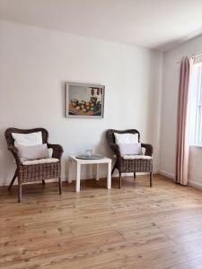 a living room with two chairs and a table at Ferienwohnung Zeitweise in Bünsdorf am Wittensee in Bünsdorf