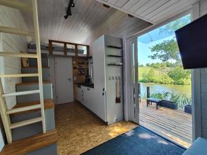 Et tv og/eller underholdning på Tiny House am Naturteich mit Grill & Kamin - bis 5 Personen