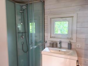 Et badeværelse på Tiny House am Naturteich mit Grill & Kamin - bis 5 Personen