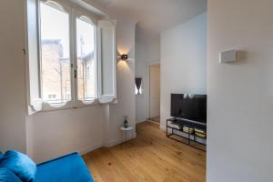 a living room with a couch and a television at BF Glam-Apartments in Perugia