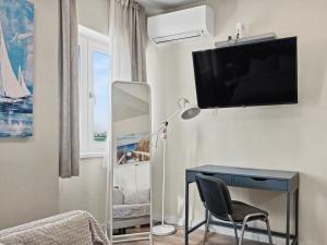 a room with a desk and a tv on the wall at Konstanzer 95 - Cozy Studio - Iulius Mall - AC in Iaşi +10 photos