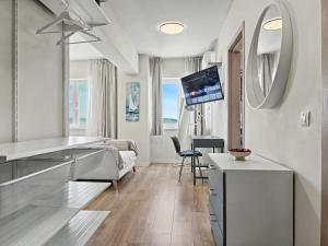 a white living room with a kitchen and a dining room at Konstanzer 95 - Cozy Studio - Iulius Mall - AC in Iaşi