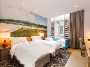 twee bedden in een hotelkamer met een schilderij aan de muur bij Caravel Hotel in Macau