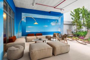 a living room with chairs and a blue wall at Domus Brickell Park in Miami