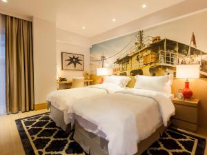 מיטה או מיטות בחדר ב-Caravel Hotel