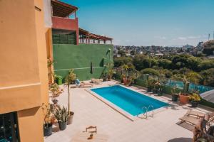 a swimming pool on the roof of a building at Casa Jardim di Sol in Praia