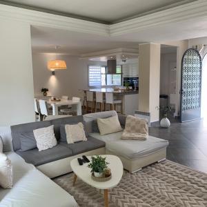a living room with a couch and a table at Maison familiale dans le var in Brignoles