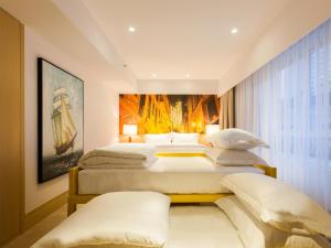 מיטה או מיטות בחדר ב-Caravel Hotel