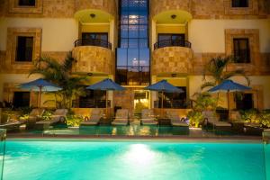 a hotel swimming pool with chairs and umbrellas at Lanai Hotel فندق لاناي in Jeddah