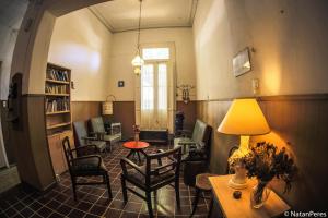 a living room with a table and chairs at Hotel Mallorca in Mendoza