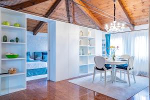 a dining room with a table and chairs and a bed at Ca' Del Monastero 9 Collection Spacious Apartment up to 5 Guests in Venice