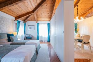 a hotel room with two beds and a desk at Ca' Del Monastero 9 Collection Spacious Apartment up to 5 Guests in Venice