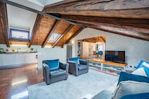 a living room with two chairs and a tv at Ca' Del Monastero 9 Collection Spacious Apartment up to 5 Guests in Venice