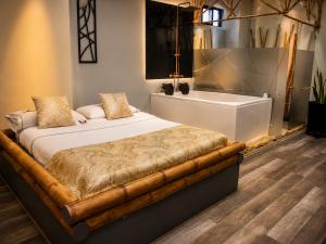 a bedroom with a bed and a bath tub at Zen Hotel Boutique in Bogotá