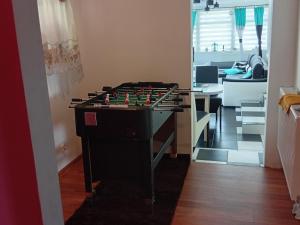 a foosball table in the middle of a living room at Domek Agroturystyczny Doris in Stężyca