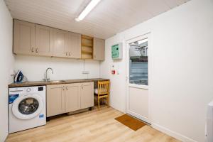 a kitchen with a washing machine and a washer at Flexistays - Private En-Suite Studios - Kinnegad in Kinnegad
