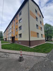 a large building on the side of a street at Hubane korter Paalalinnas in Viljandi