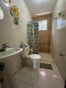 a bathroom with a toilet and a sink and a shower at Cuartos amoblados arraijan in Palo Diferente