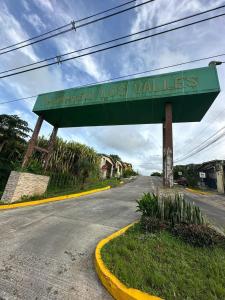 a green sign that reads hospital los villas on a street at Cuartos amoblados arraijan in Palo Diferente
