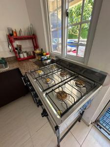 a stove in a kitchen with some food on it at Cuartos amoblados arraijan in Palo Diferente