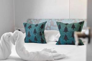 a bed with a swan made up on it at Lovely 3 bedroom holiday home in Seton Sand caravan park Wi-Fi Xbox in Edinburgh
