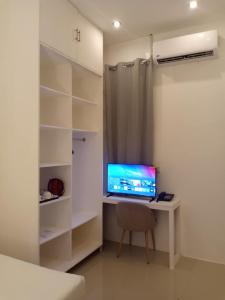 a computer sitting on a desk in a room at Rue DeuxVilles Villa in Loon