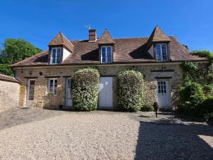 an old stone house with a large driveway at Appartement Héritage - 1 chambre 4 personnes in Hargeville