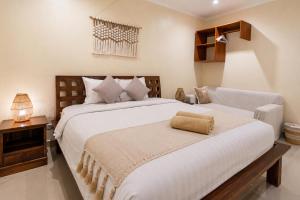 Un pat sau paturi într-o cameră la Family friendly 3BR Poolvilla Central Seminyak Mayyah