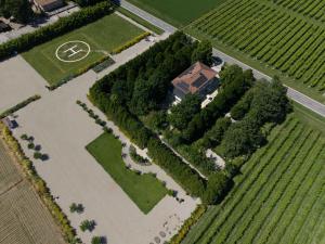 an aerial view of a large estate with a house at Maison Chambre et Jardin in San Martino in Rio