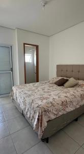 a bedroom with a large bed in a room at Sobrado em volta do lago in Lindóia