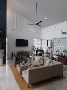 a living room with a couch and a tv at THE OAK’S in Chiang Rai
