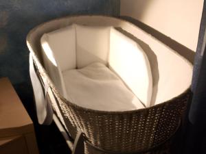 a wicker chair with a white seat in a room at Casa loto in Pantigliate