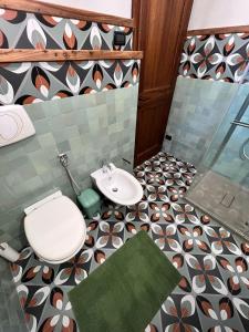 a bathroom with a toilet and a sink at Costa Alta - Casa Vacanze in Arcevia