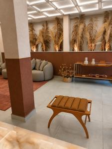 eine Lobby mit einer Bank und Palmen in der Unterkunft Missal Hotel in Aparecida