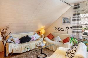 a living room with two couches and a table at Ferienwohnung Zum Leiselsee in Baunatal