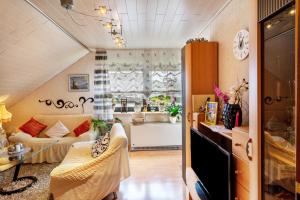 a living room with a couch and a table at Ferienwohnung Zum Leiselsee in Baunatal