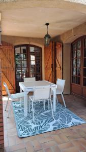 a white table and chairs on a patio at Chez tatie Jacqueline in Albi