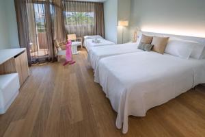 Llit o llits en una habitació de Mònica Hotel