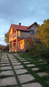 a large house with a stone pathway in front of it at Appartement de céder in Azrou
