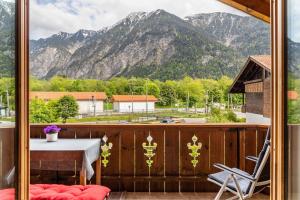 a balcony with a table and a view of mountains at Ferienwohnung Gipfelblick in Oberau
