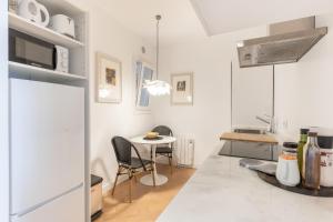 eine Küche mit Tisch und Stühlen in einem Zimmer in der Unterkunft Suite 1 in Maó