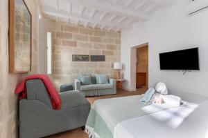 ein Wohnzimmer mit einem Bett und einer Couch in der Unterkunft Suite 1 in Maó