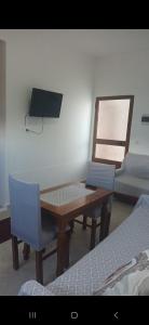 a dining room with a table and two chairs at Vila Ameli Bucimas in Buçimas