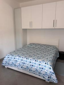 a bed in a room with white cabinets at Domus DEA in Cologno al Serio