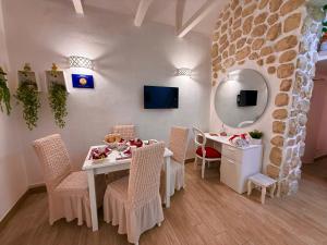 a dining room with a table and chairs and a mirror at Le Chalet Palermo Centro in Palermo