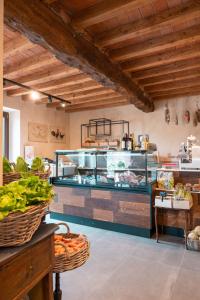eine Küche mit einer Arbeitsfläche, auf der sich etwas Essen befindet. in der Unterkunft Relais Monastero in Podenzano
