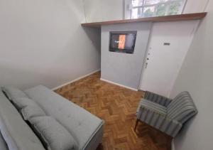 a living room with a couch and a chair at SUH Leme 04 Studio Comfort in Rio de Janeiro